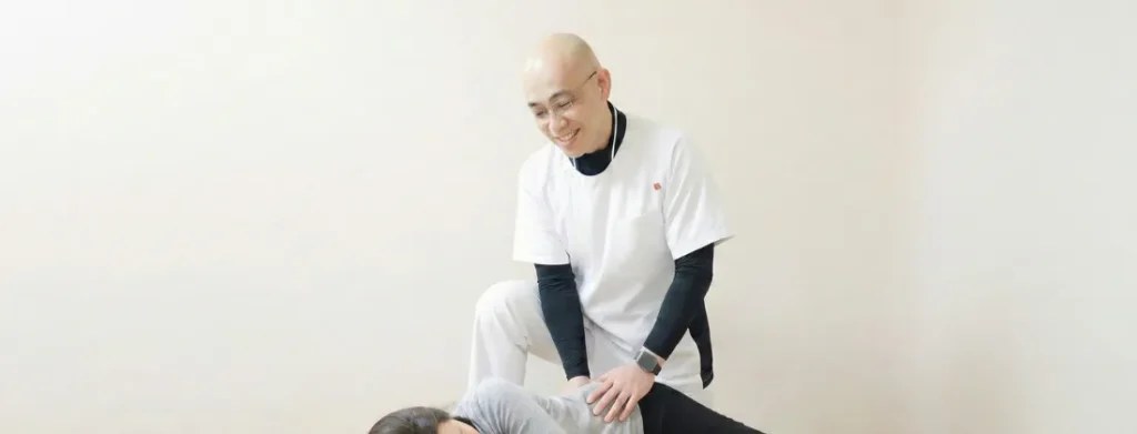 25年の臨床経験を持つ院長の施術風景|ひまわり接骨院 整体院 瀬戸店